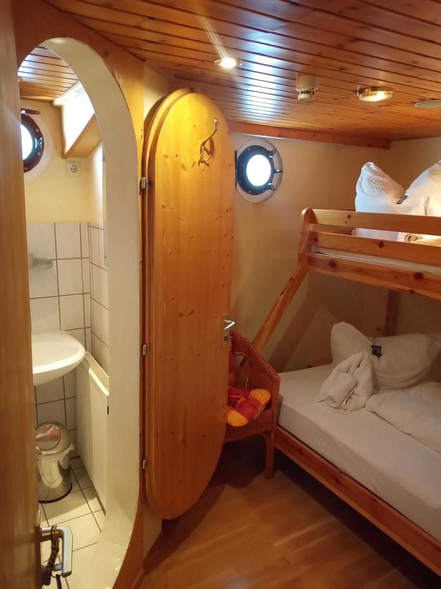 Kuestenmotorschiff Aventura BRE Exteriör bild